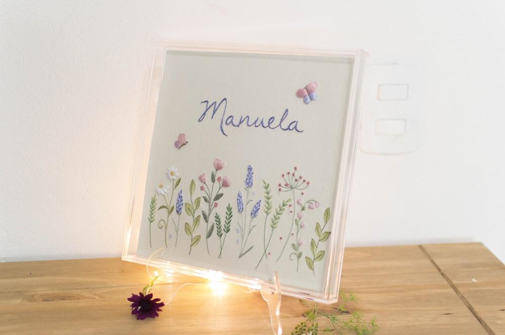 Quadro porta maternidade bordado a mão