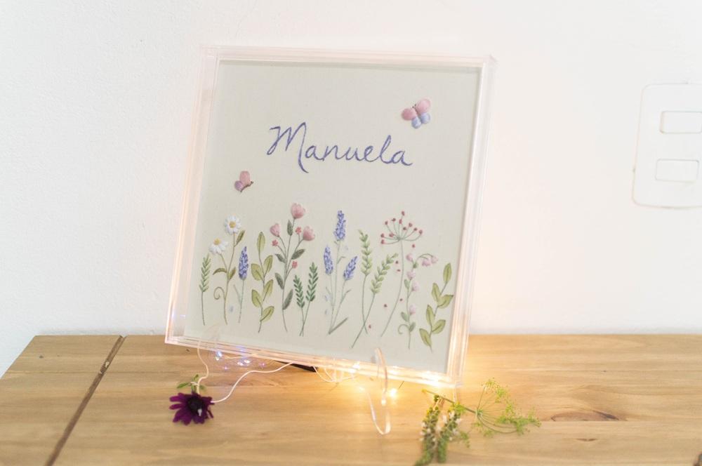 Quadro porta maternidade bordado a mão