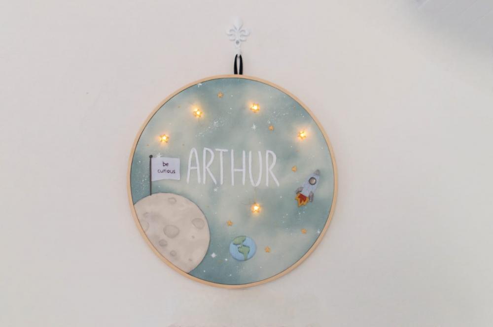 Porta maternidade astronauta com luz led bordado a mão