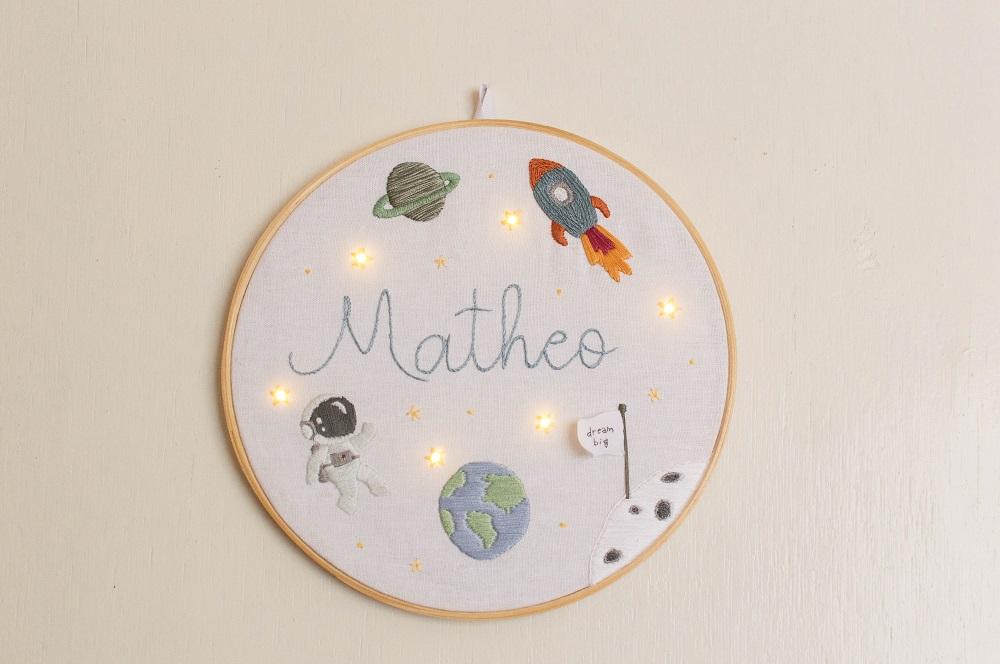 Porta maternidade astronauta com luz led bordado a mão