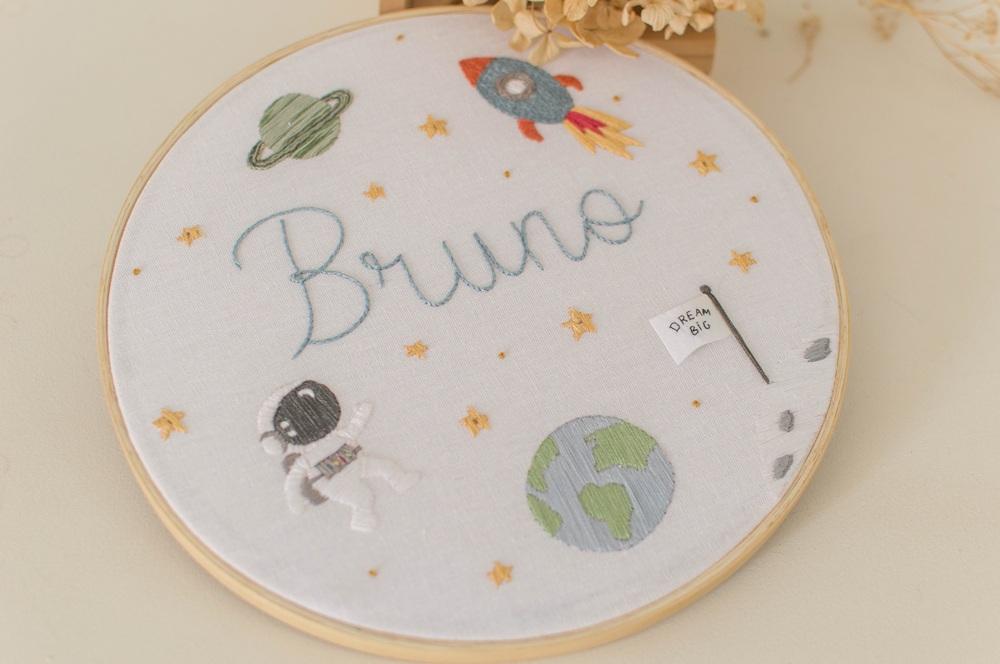 Porta maternidade astronauta com luz led bordado a mão