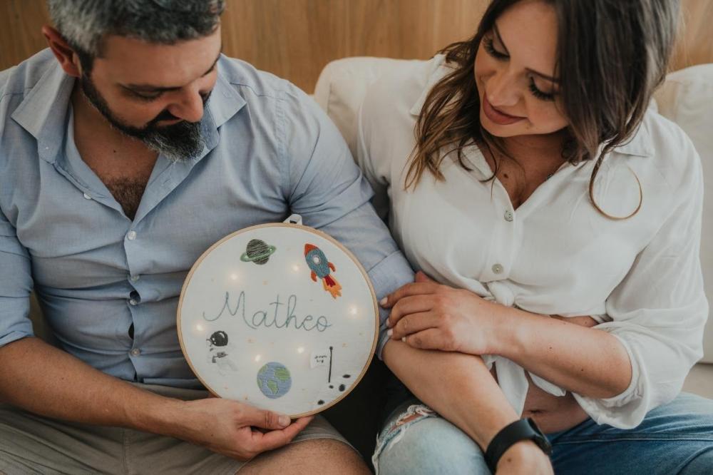 Porta maternidade astronauta com luz led bordado a mão