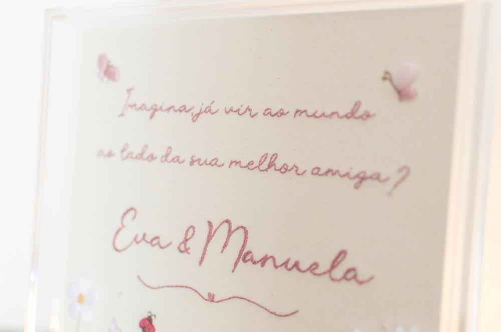 Quadro porta maternidade bordado a mão gêmeas floral