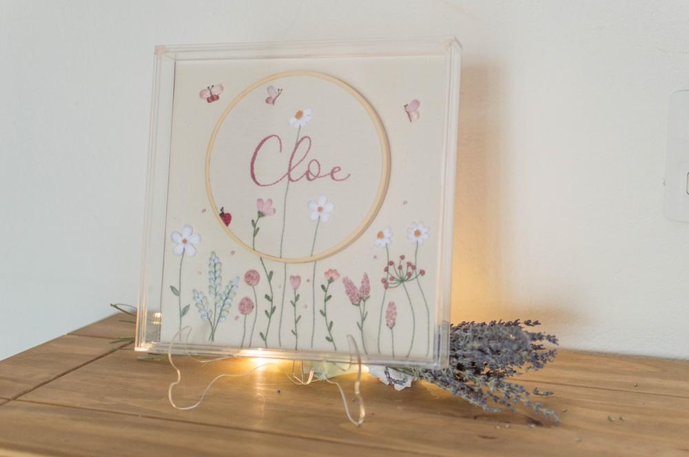 Quadro porta maternidade bordado a mão floral