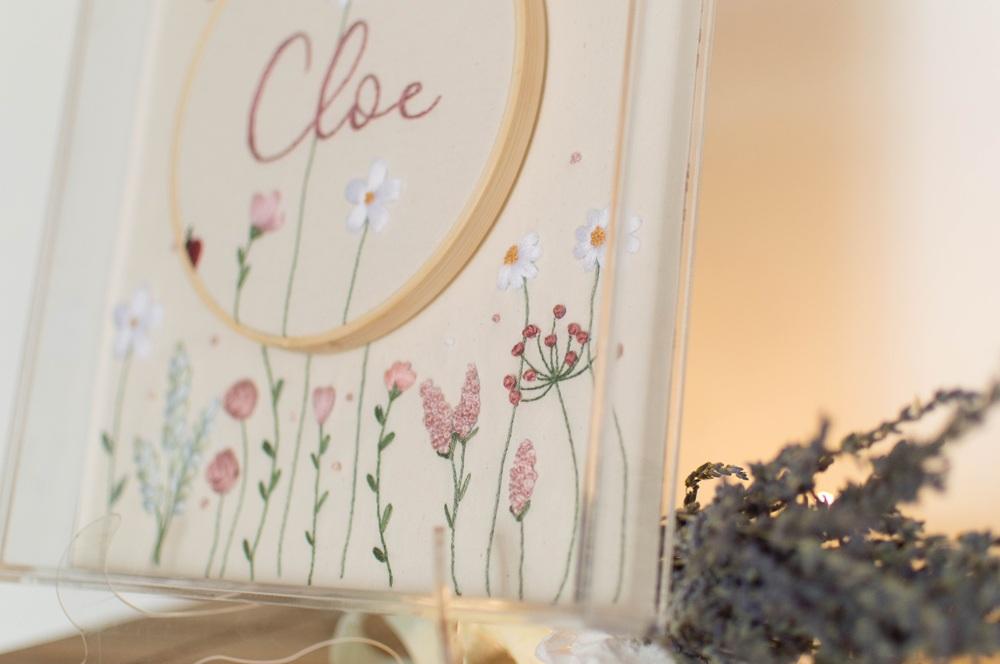 Quadro porta maternidade bordado a mão floral