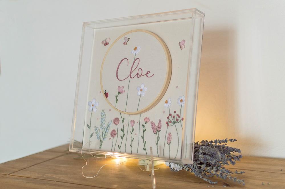 Quadro porta maternidade bordado a mão floral
