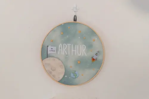 Porta maternidade astronauta com luz led bordado a mão