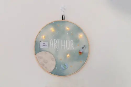 Porta maternidade astronauta com luz led bordado a mão