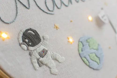 Porta maternidade astronauta com luz led bordado a mão