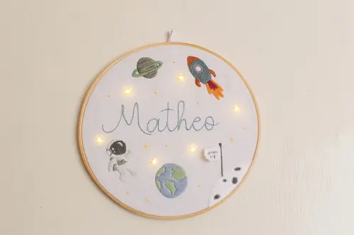 Porta maternidade astronauta com luz led bordado a mão