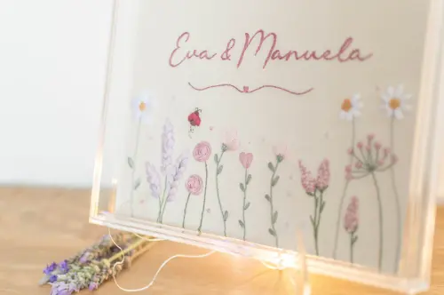 Quadro porta maternidade bordado a mão gêmeas floral