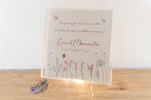 Quadro porta maternidade bordado a mão gêmeas floral