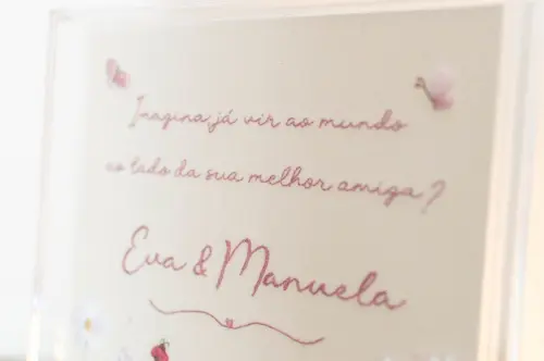 Quadro porta maternidade bordado a mão gêmeas floral