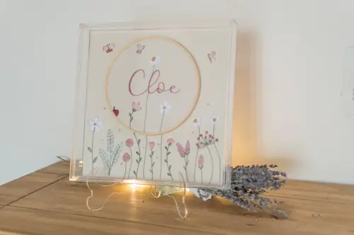 Quadro porta maternidade bordado a mão floral