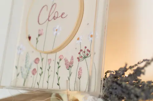 Quadro porta maternidade bordado a mão floral
