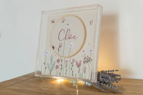 Quadro porta maternidade bordado a mão floral