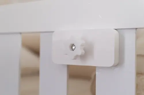 Suporte de móbile em madeira para berço