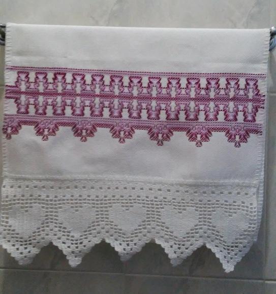 Toalha Com Bordado Lilás e Barra de Crochê