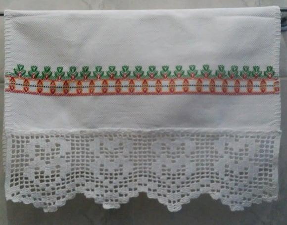 Toalha com Bordado Vagonite e Crochê