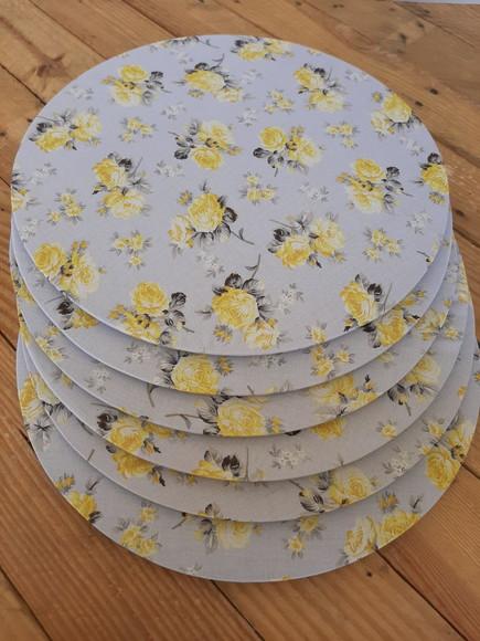 Kit com 6 Capinhas de Sousplat Floral Amarelo e Cinza
