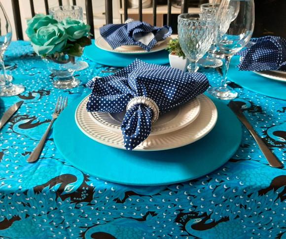 Toalha de Mesa Pavão em Tricoline Azul