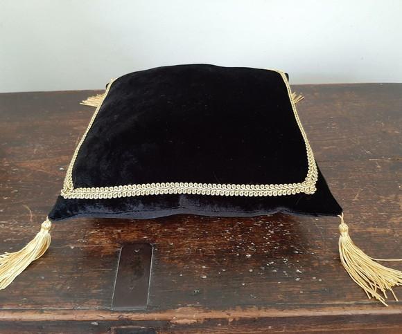 Almofada em Veludo Preto com Dourado para Festas