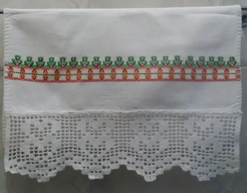 Toalha com Bordado Vagonite e Crochê