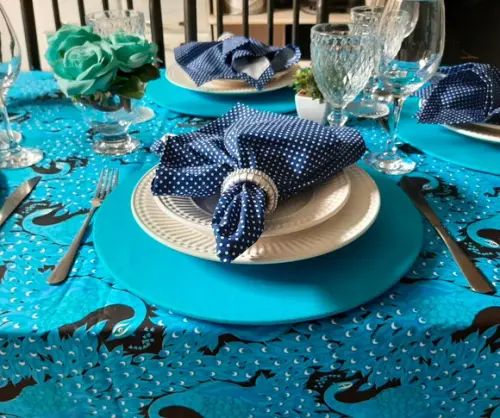 Toalha de Mesa Pavão em Tricoline Azul
