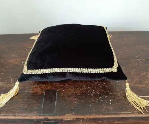 Almofada em Veludo Preto com Dourado para Festas