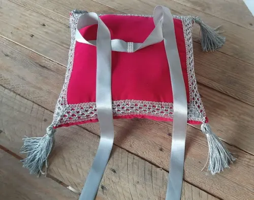 Almofada Debutante Vermelho com Prata em Veludo