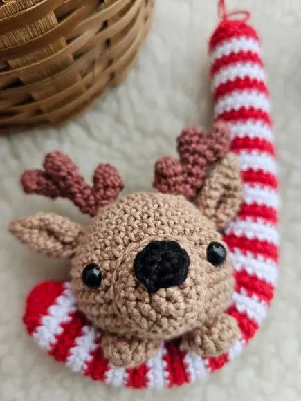 Pingente de Natal Amigurumi Rena na Bengala Doce -