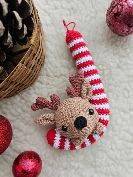 Pingente de Natal Amigurumi Rena na Bengala Doce -
