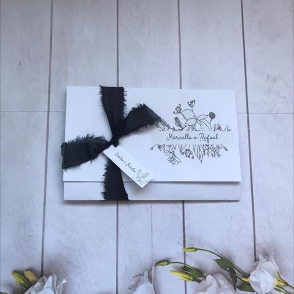 Convite de Casamento Floral preto e branco e Fita Artesanal