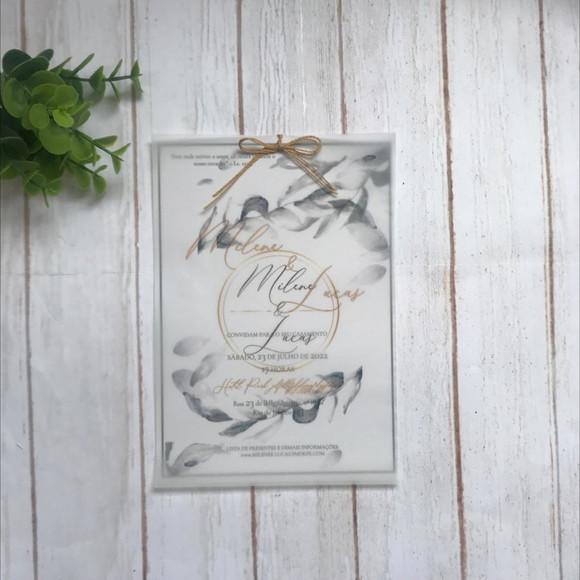 Convite de Casamento Papel Vegetal com Brasão Dourado e Folhagem