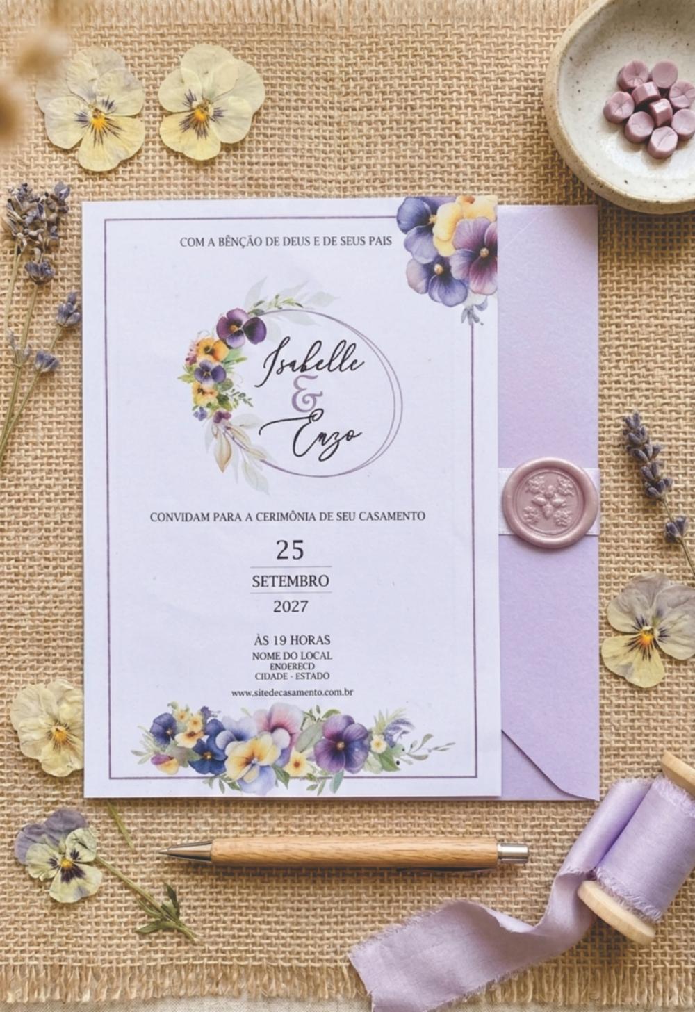 Convite de Casamento Lilás Floral Amor-Perfeito com Fita e Lacre