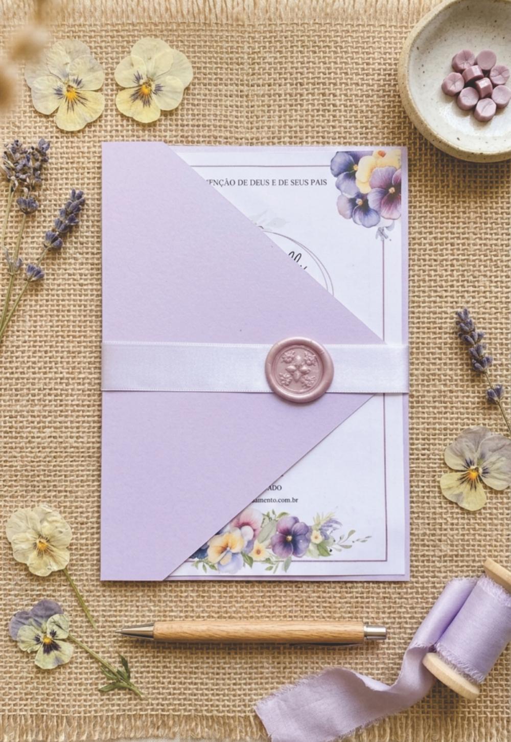 Convite de Casamento Lilás Floral Amor-Perfeito com Fita e Lacre
