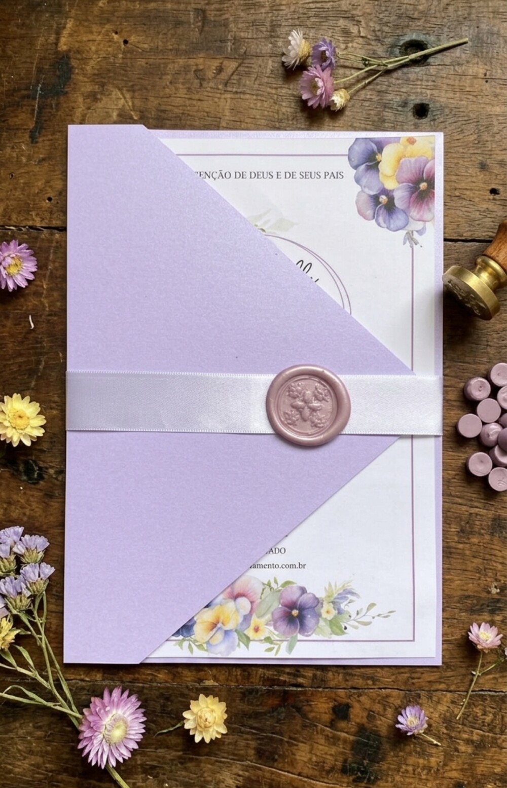 Convite de Casamento Lilás Floral Amor-Perfeito com Fita e Lacre