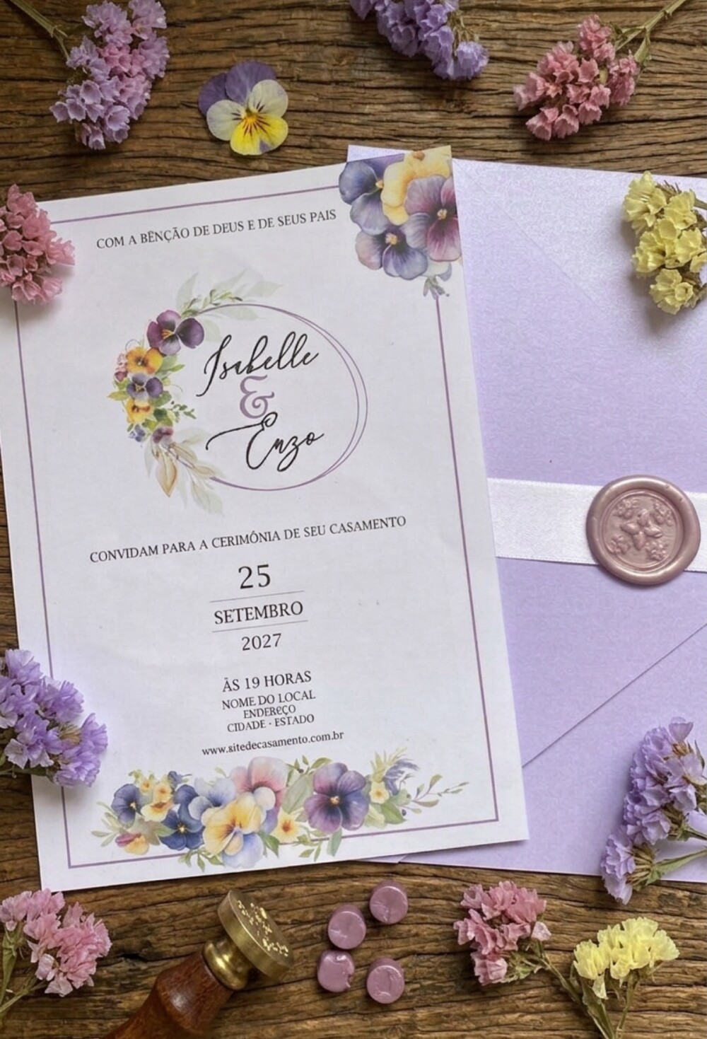 Convite de Casamento Lilás Floral Amor-Perfeito com Fita e Lacre