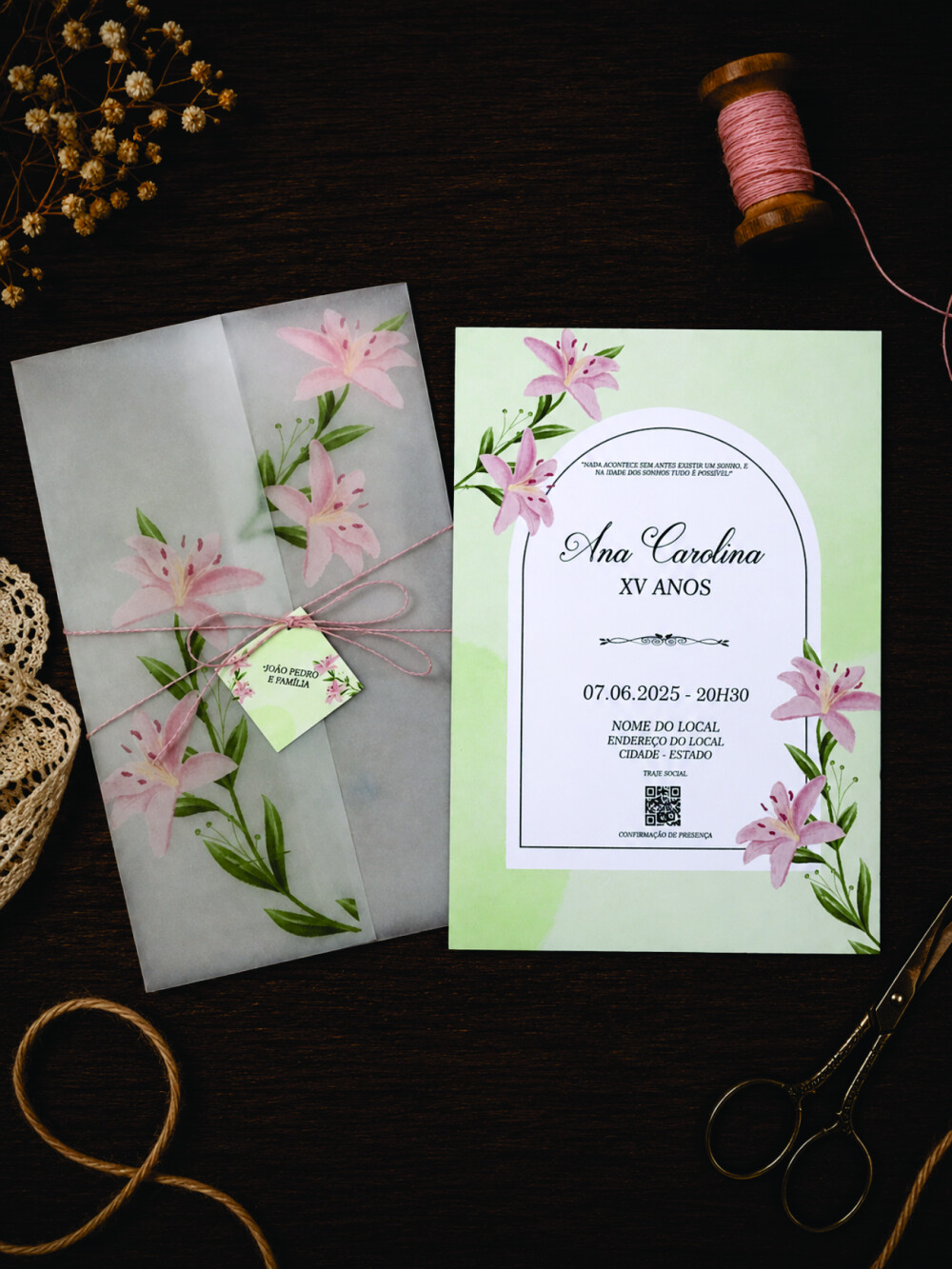 Convite de 15 Anos Floral Rosa com arco e  Papel Vegetal