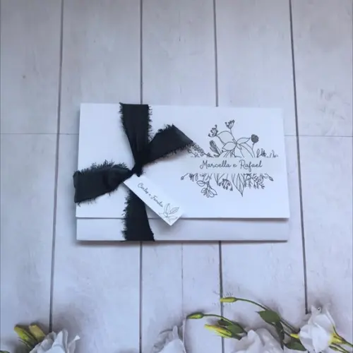 Convite de Casamento Floral preto e branco e Fita Artesanal