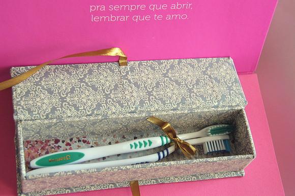 Caixinha cartonada com escovas de dentes - Convites para padrinho