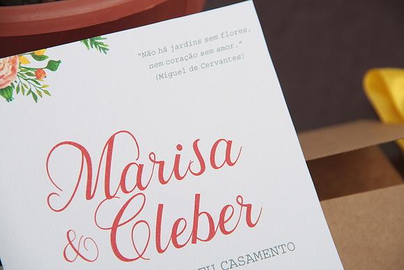 Convite rústico com papel rendado e laço de fita grossa