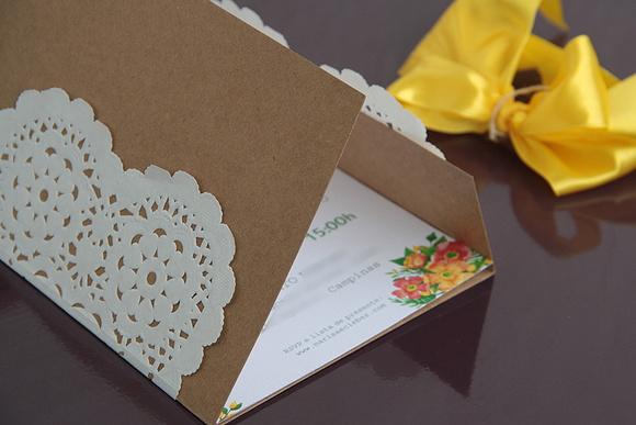 Convite rústico com papel rendado e laço de fita grossa