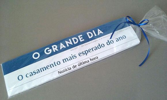 Convite jornal para padrinhos de casamento