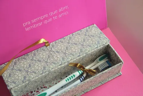 Caixinha cartonada com escovas de dentes - Convites para padrinho