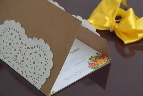 Convite rústico com papel rendado e laço de fita grossa