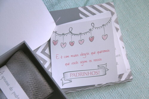 Caixa para os padrinhos: Convite com manual, corsage e gravata