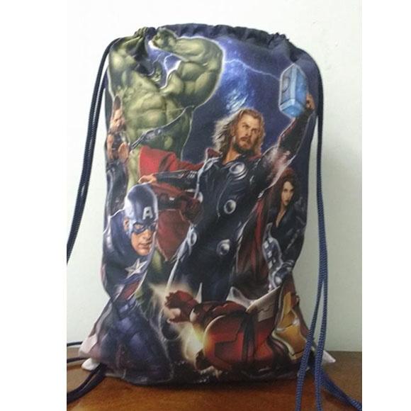 Mochilinha sacochila sacolinha mochila Vingadores 18x28cm