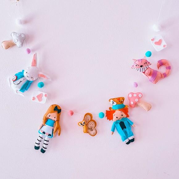 Varal Decorativo Alice no País das Maravilhas