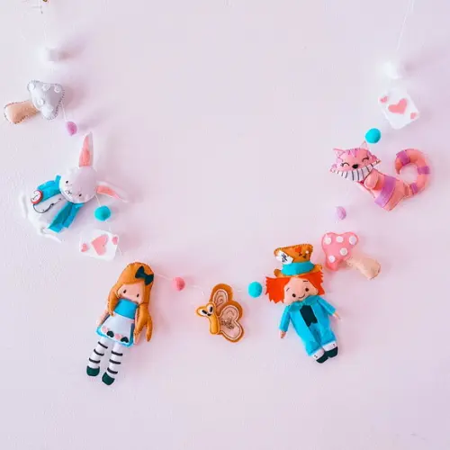 Varal Decorativo Alice no País das Maravilhas